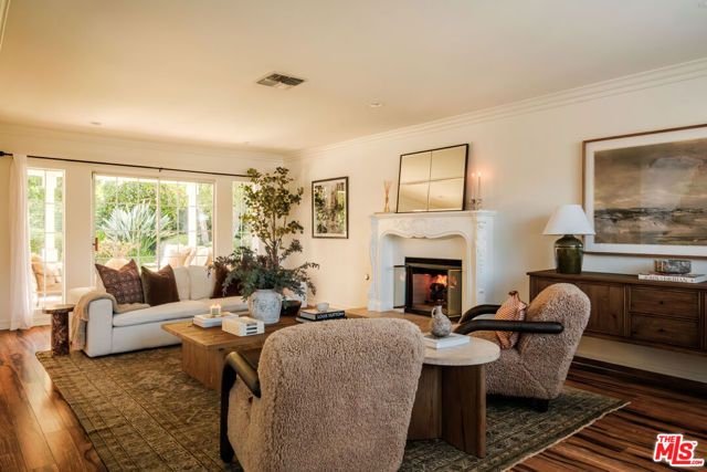 17422 Gresham Street, Northridge (los Angeles), CA 91325
