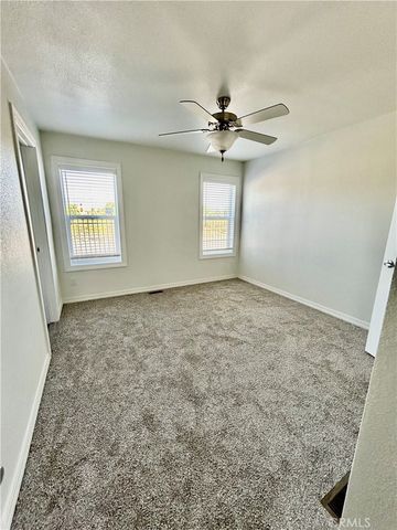 675 W Oakland Avenue B8, Hemet, CA 92543