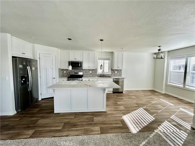 675 W Oakland Avenue B8, Hemet, CA 92543