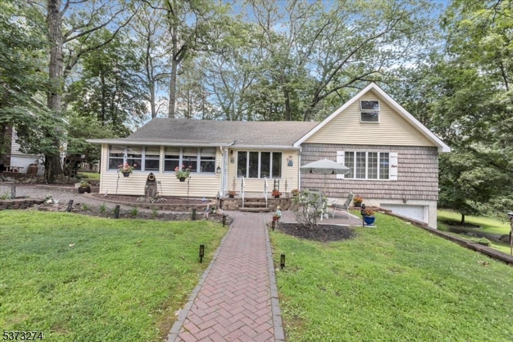 9 Woodland Rd, Hopatcong Boro, NJ 07843