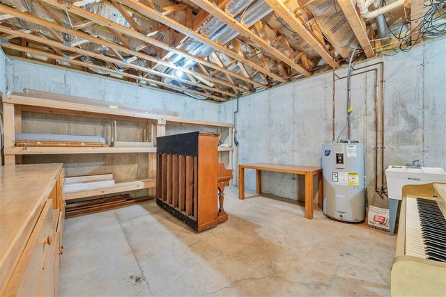 141 Chestnut Creek DR, Hardy, VA 24101