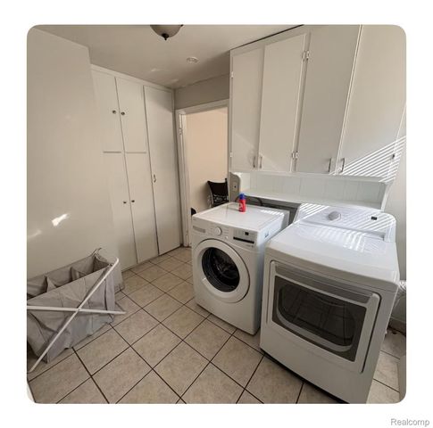 6431 CENTRALIA Street, Dearborn Heights, MI 48127