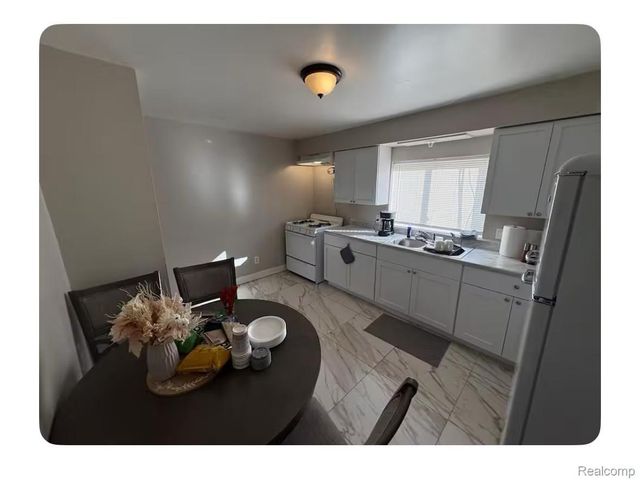 6431 CENTRALIA Street, Dearborn Heights, MI 48127