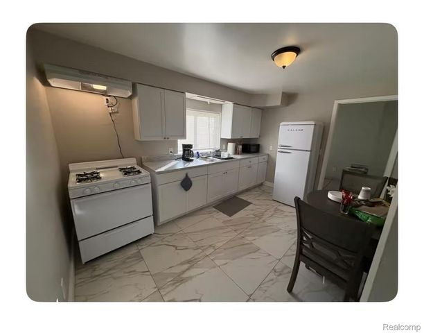 6431 CENTRALIA Street, Dearborn Heights, MI 48127