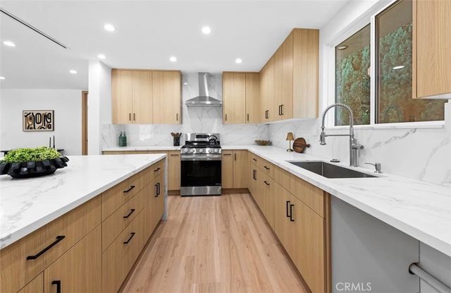 8369 Vine Valley, Los Angeles, CA 91352