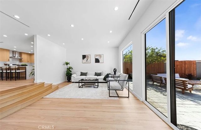 8369 Vine Valley, Los Angeles, CA 91352