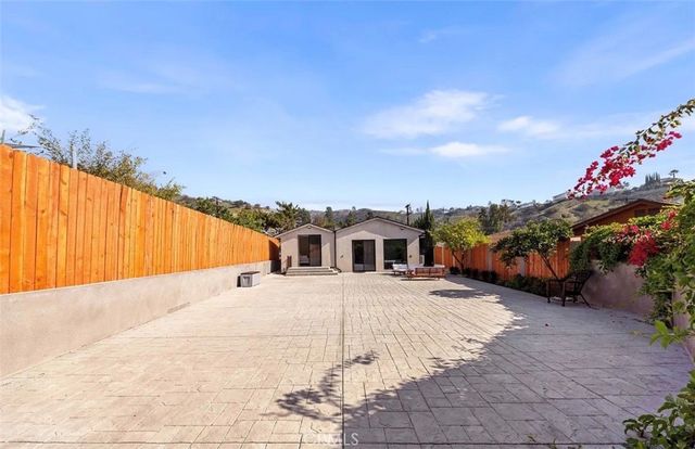 8369 Vine Valley, Los Angeles, CA 91352