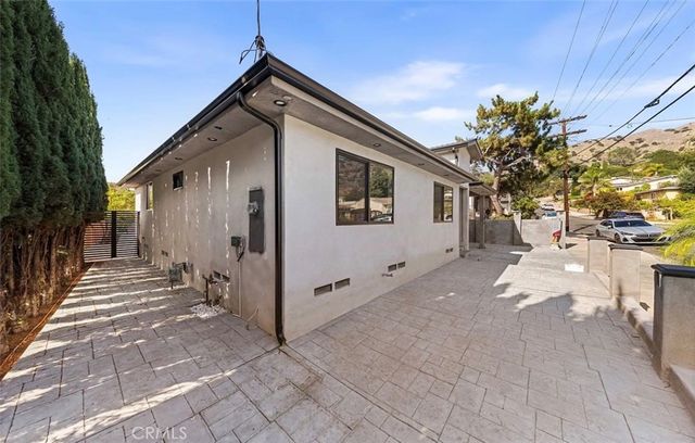 8369 Vine Valley, Los Angeles, CA 91352