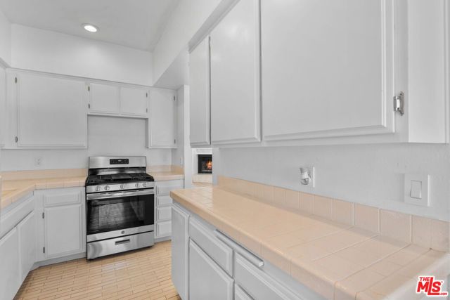 6323 Reseda Boulevard 6, Tarzana (los Angeles), CA 91335