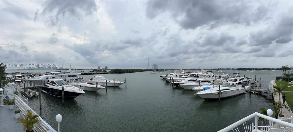 7904 W Dr 111 111, North Bay Village, FL 33141