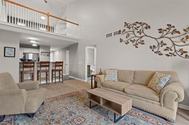 1232 SW WYSTERIA Drive, Lee's Summit, MO 64082