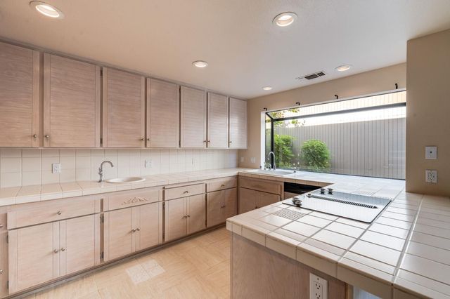 1973 Discovery Village Ln, Gold River, CA 95670