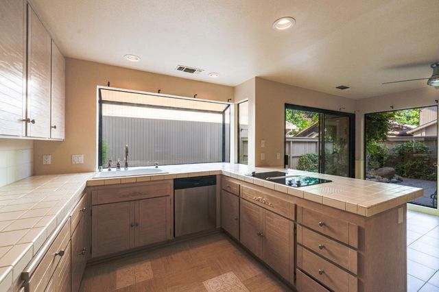 1973 Discovery Village Ln, Gold River, CA 95670