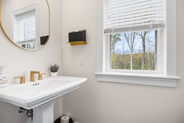 396 Elmwood Ave, Holden, MA 01522