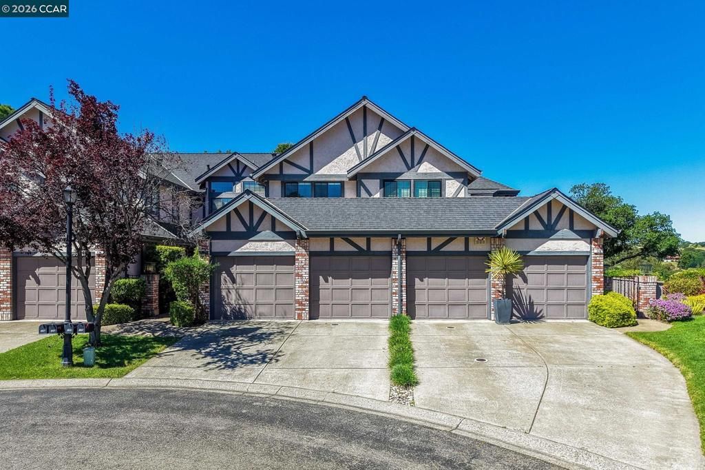 Image 2 of property listing at 172 Haslemere Ct, Lafayette, CA 94549