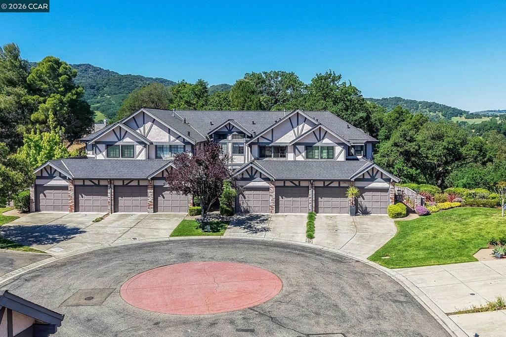 Image 3 of property listing at 172 Haslemere Ct, Lafayette, CA 94549