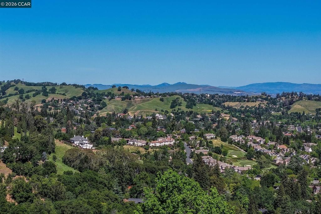 Image 37 of property listing at 172 Haslemere Ct, Lafayette, CA 94549