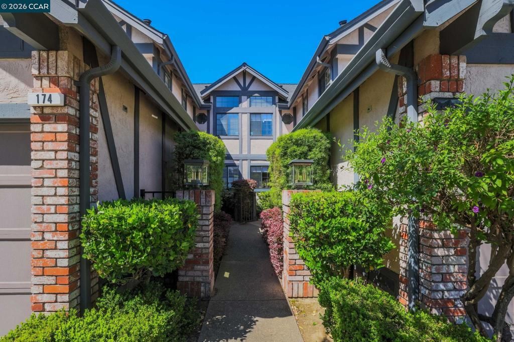 Image 5 of property listing at 172 Haslemere Ct, Lafayette, CA 94549