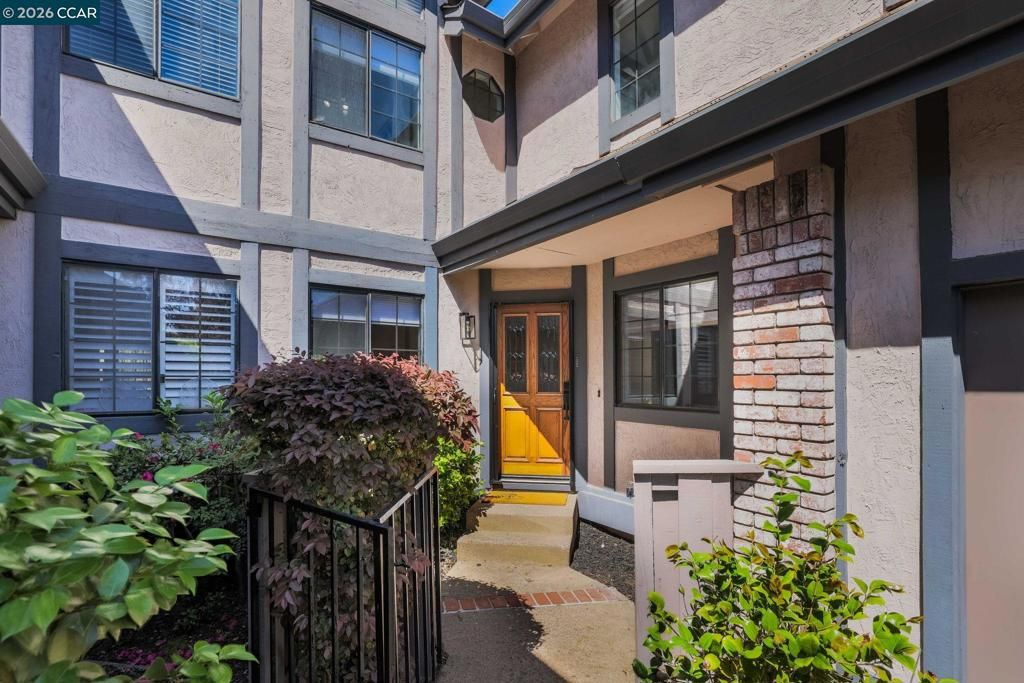 Image 6 of property listing at 172 Haslemere Ct, Lafayette, CA 94549