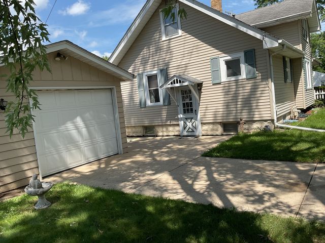 2002 RIDGE Avenue, Rockford, IL 61103