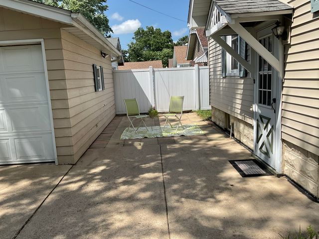 2002 RIDGE Avenue, Rockford, IL 61103