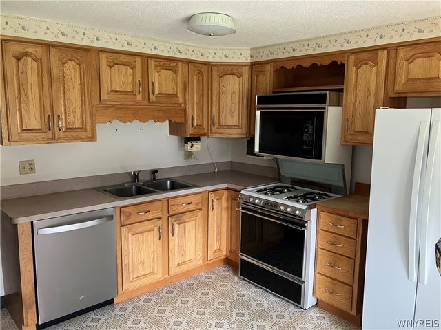 10 Pheasant Run Lane, Lancaster, NY 14086