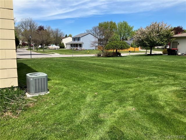 10 Pheasant Run Lane, Lancaster, NY 14086