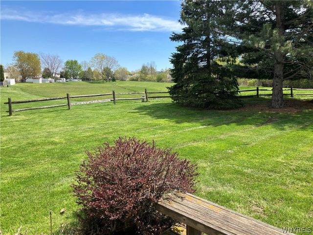 10 Pheasant Run Lane, Lancaster, NY 14086