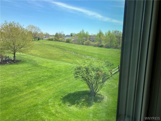 10 Pheasant Run Lane, Lancaster, NY 14086