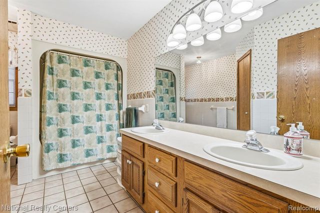 9008 Sussex Street, White Lake, MI 48386