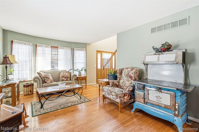 9008 Sussex Street, White Lake, MI 48386