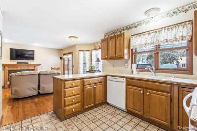 9008 Sussex Street, White Lake, MI 48386