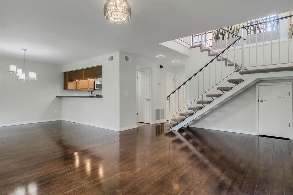 Image 5 of property listing at 8235 AMBROSE COVE WAY, Orlando, FL 32819