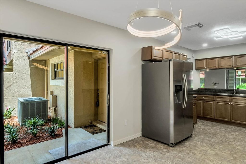 Image 6 of property listing at 8235 AMBROSE COVE WAY, Orlando, FL 32819