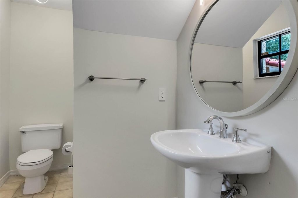 Image 7 of property listing at 8235 AMBROSE COVE WAY, Orlando, FL 32819