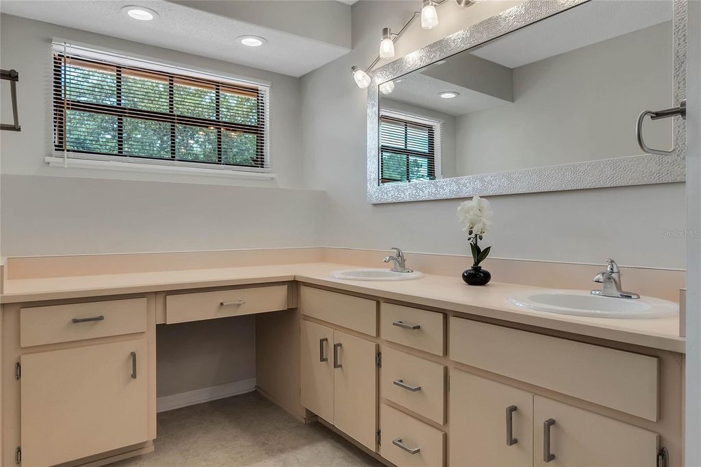 Image 10 of property listing at 8235 AMBROSE COVE WAY, Orlando, FL 32819