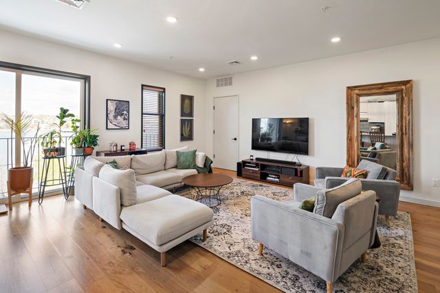 211 Condor 8, Boston, MA 02128