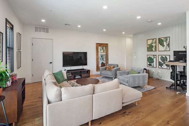 211 Condor 8, Boston, MA 02128