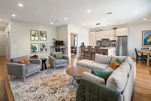 211 Condor 8, Boston, MA 02128