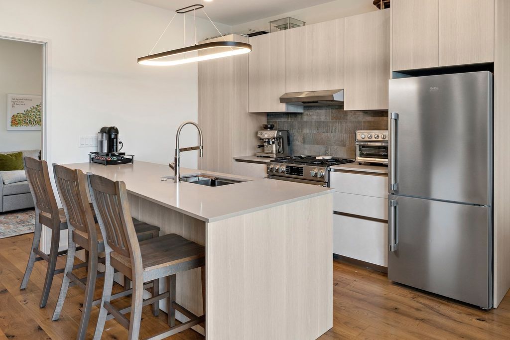 211 Condor 8, Boston, MA 02128