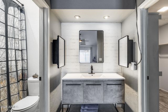 6534 W NORTH Lane, Glendale, AZ 85302