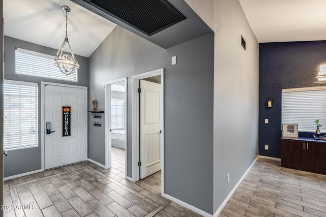 6534 W NORTH Lane, Glendale, AZ 85302