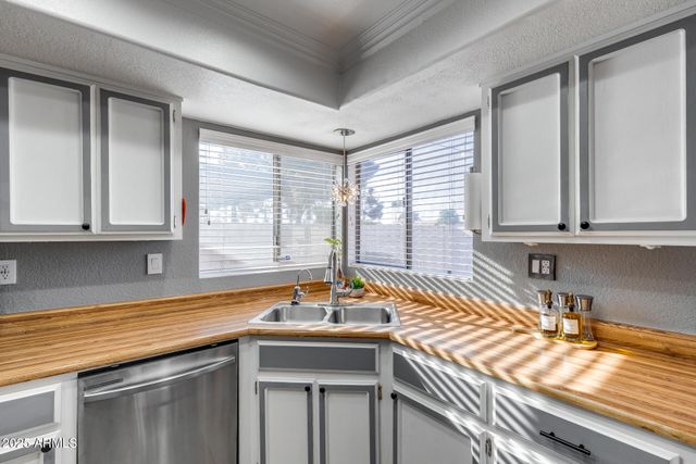 6534 W NORTH Lane, Glendale, AZ 85302