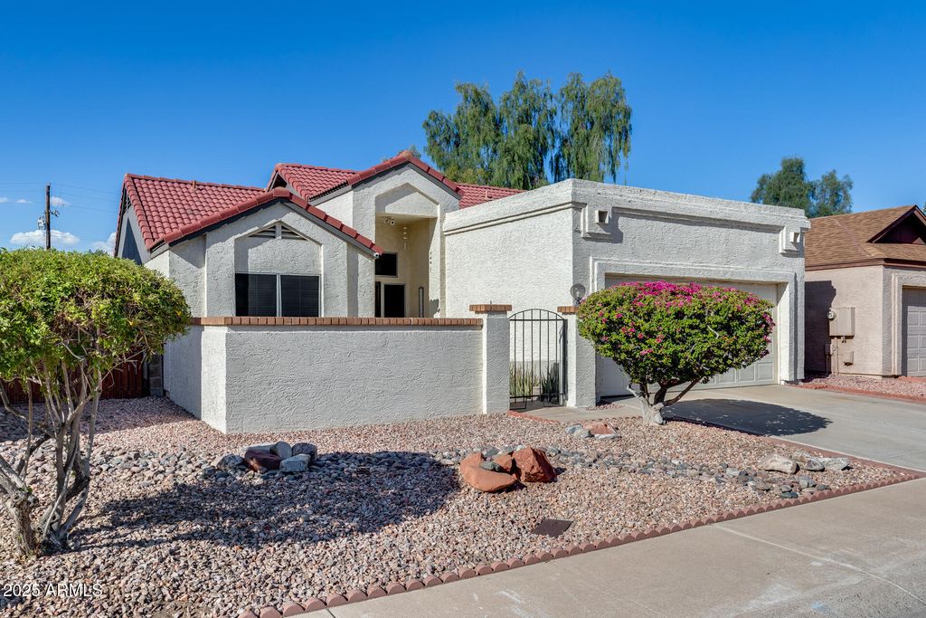6534 W NORTH Lane, Glendale, AZ 85302 — photo 3