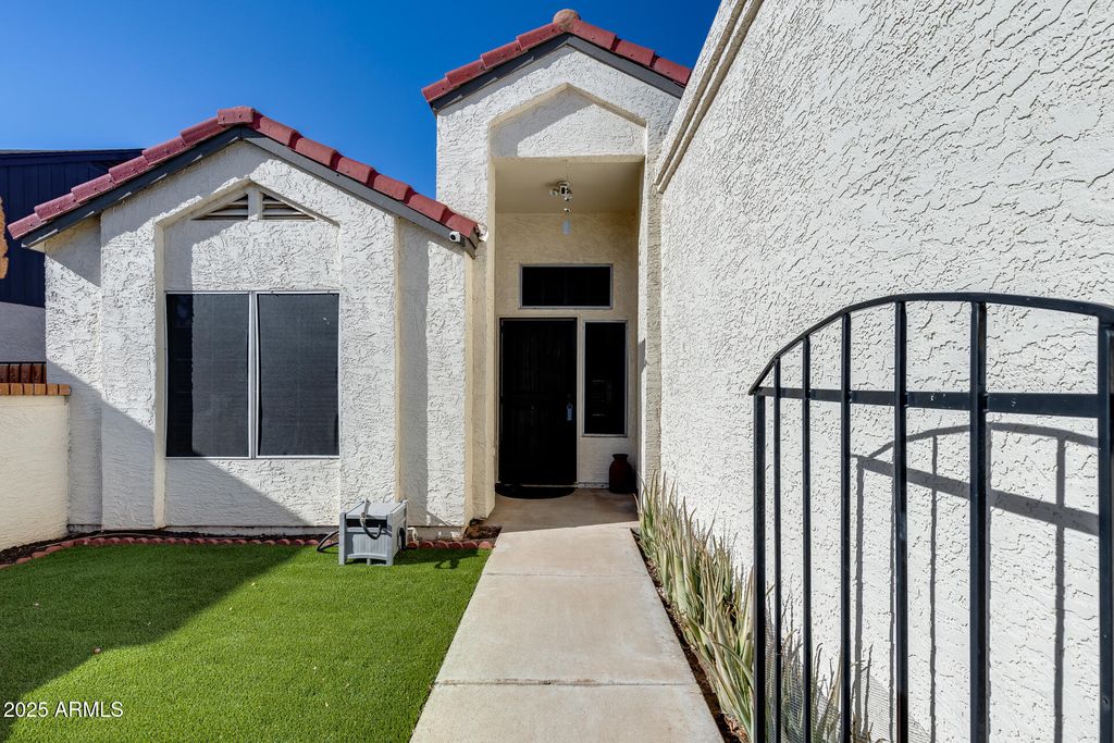 6534 W NORTH Lane, Glendale, AZ 85302 — photo 4