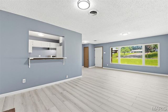 8736 Marvista Drive, St Louis, MO 63114