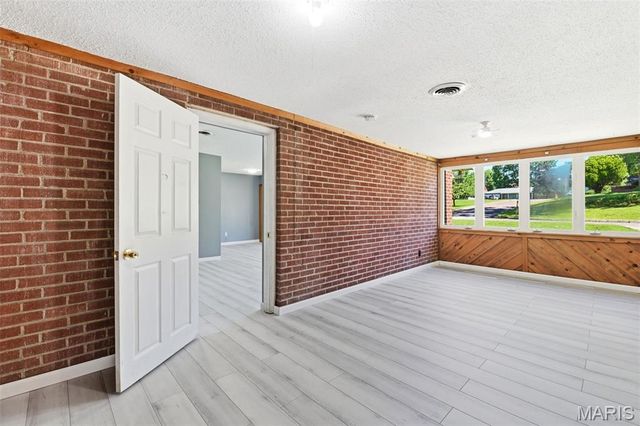 8736 Marvista Drive, St Louis, MO 63114