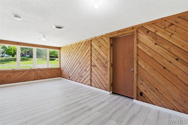8736 Marvista Drive, St Louis, MO 63114