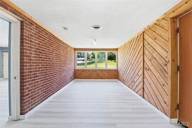 8736 Marvista Drive, St Louis, MO 63114