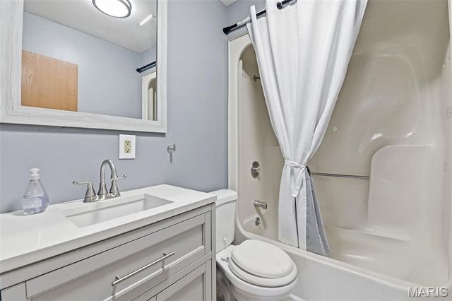 8736 Marvista Drive, St Louis, MO 63114